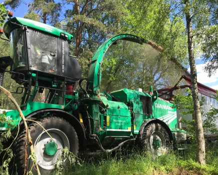 Ultimate self-propelled whole tree chipper